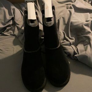 Ugg Women’s Black Classic Short boot. Size 7